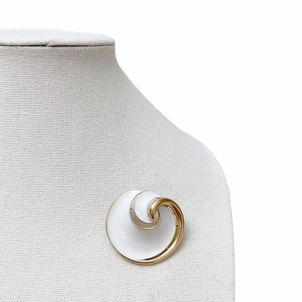 Vintage Crown Trifari Signed White Enamel Goldtone Sculptural Swirl Brooch Pin